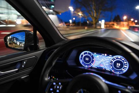 Auch das autonome Fahren wird von Künstlicher Intelligenz gesteuert. Forscher fragen: Wer trägt bei Unfällen dann die Verantwortung?