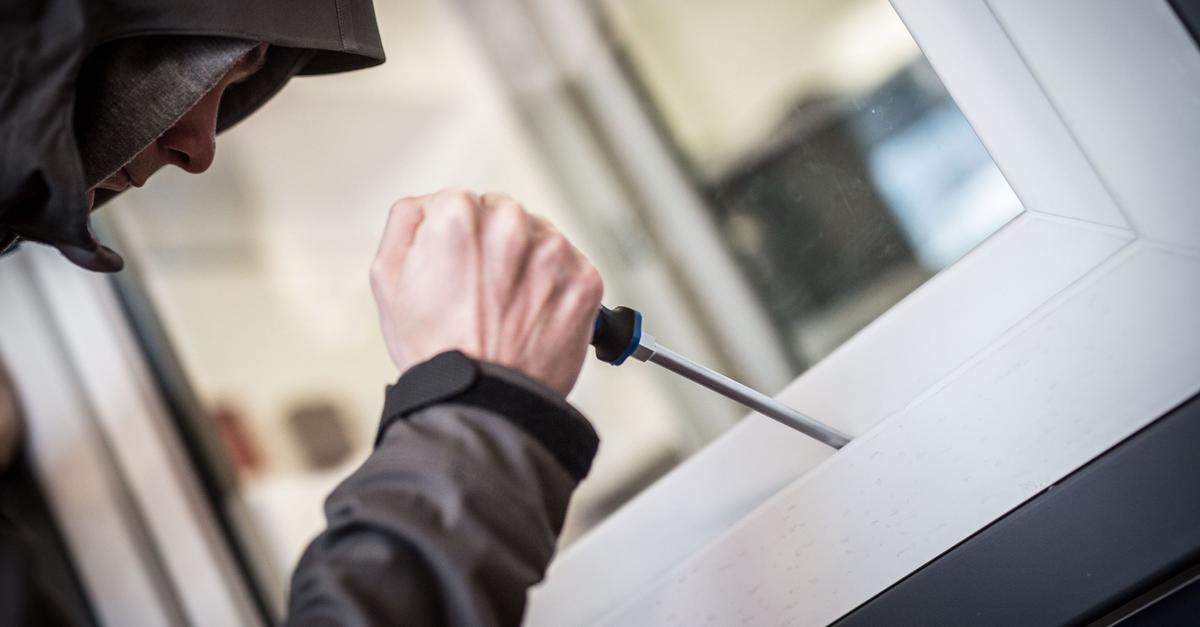 Einbrecher-dringen-in-Bank-ein