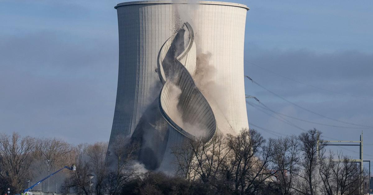 Der-n-chste-K-hlturm-in-Biblis-ist-Geschichte