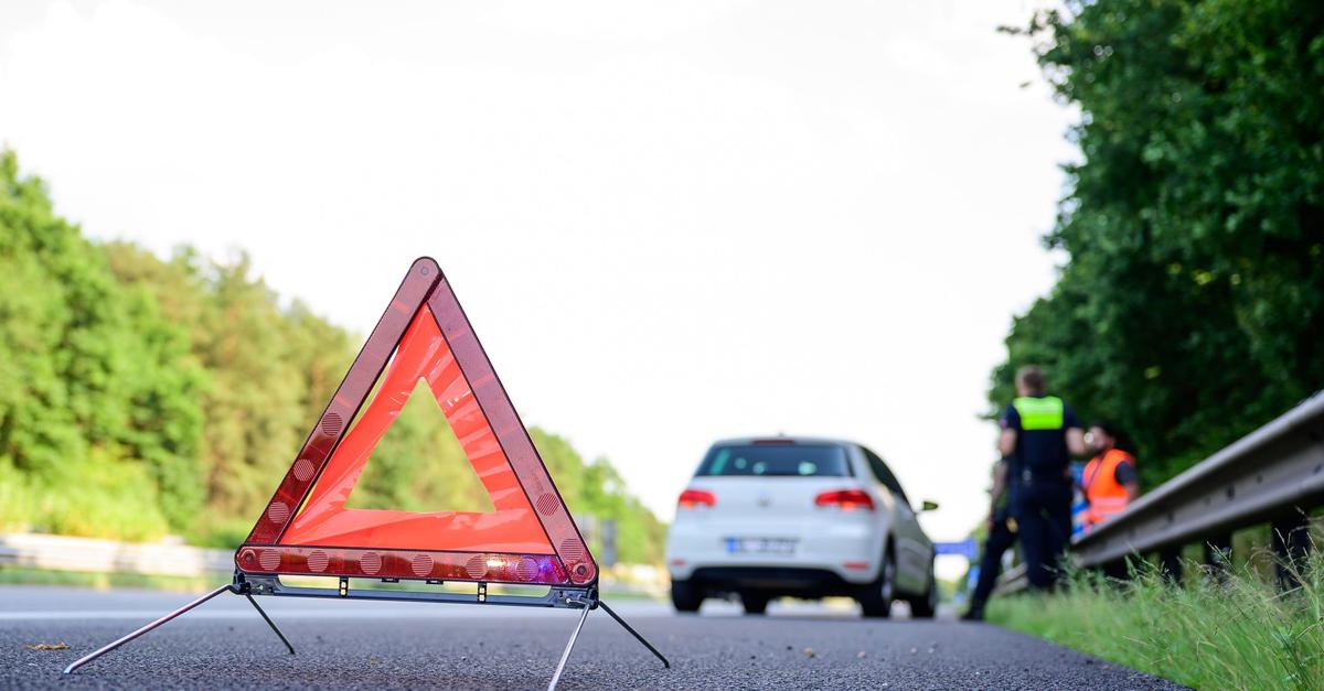 Poškodba pešca ob okvari na podeželski cesti opozarja na varnostne ukrepe