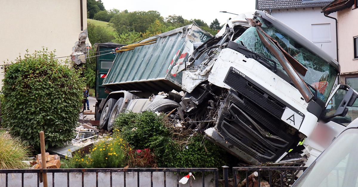 Lkw kracht in Wohnhaus in Südhessen - Elfjähriger verletzt