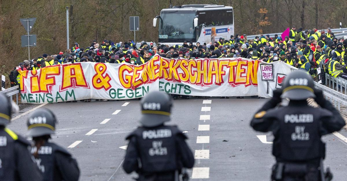 Lob und Kritik am Polizeieinsatz bei Protest gegen AfD
