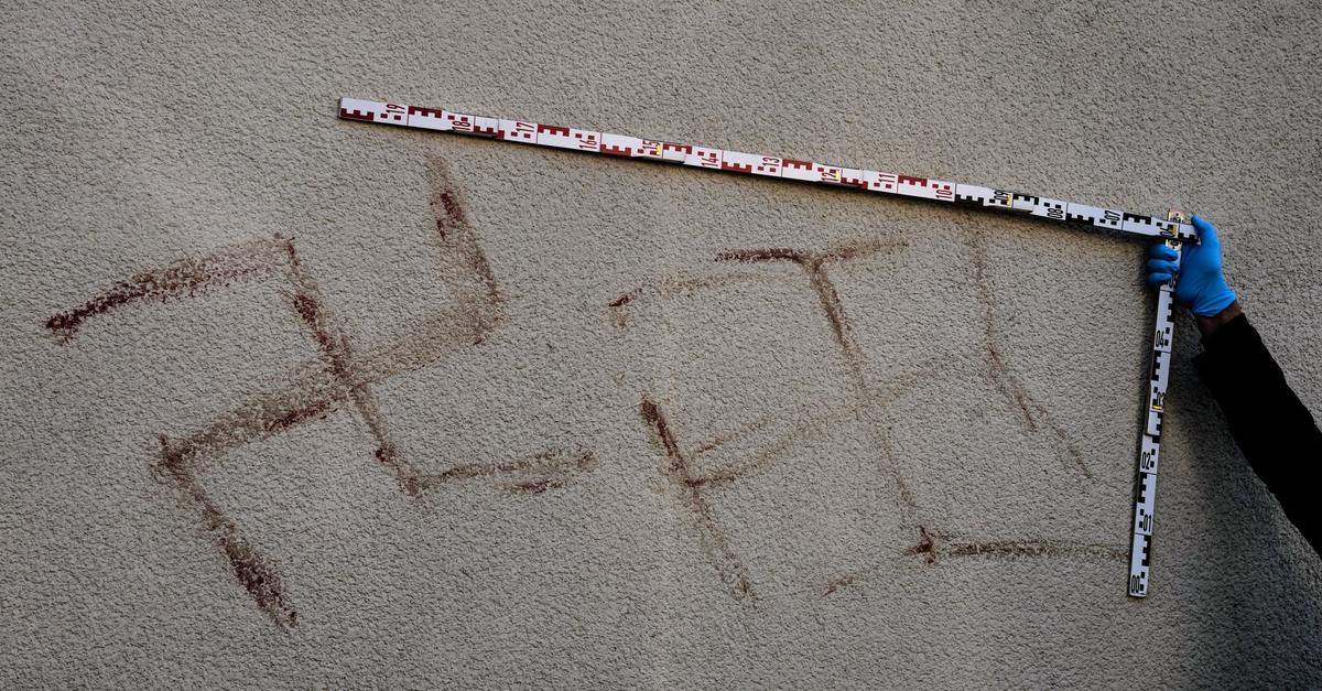 Blutige Hakenkreuze auf Autos - Polizei fasst Verdächtigen