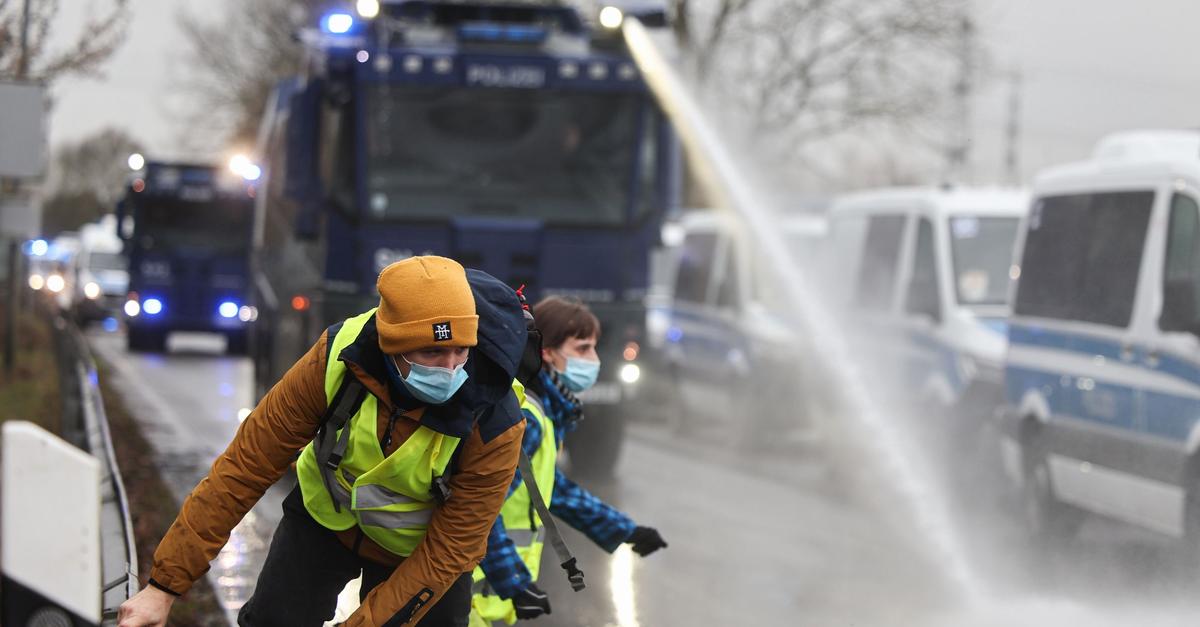 Nach-Protest-gegen-AfD-Debatte-um-Polizeieinsatz-und-Gewalt