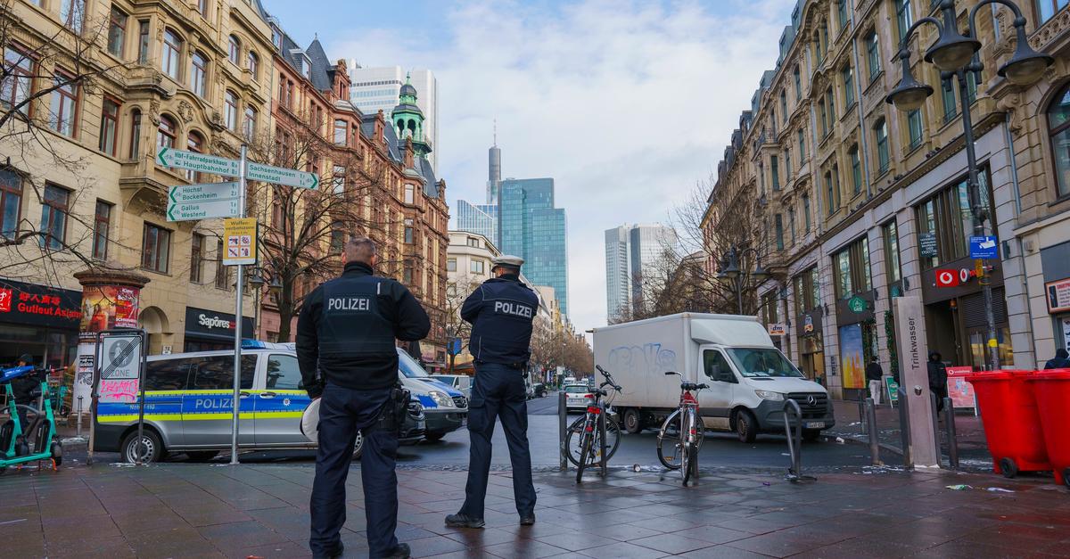 Mann-berf-llt-Wettb-ro-mit-Messer-und-stiehlt-Bargeld