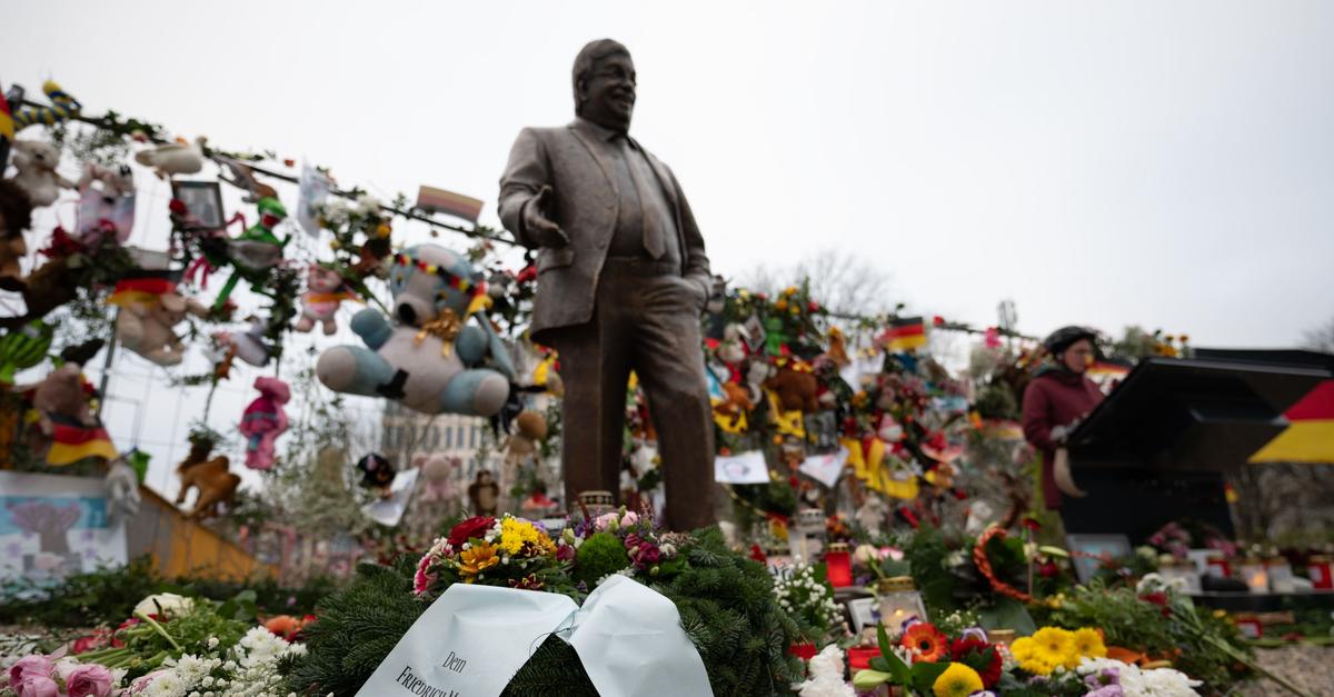 Gedenkveranstaltung bei Lübcke-Statue vor Adenauerhaus