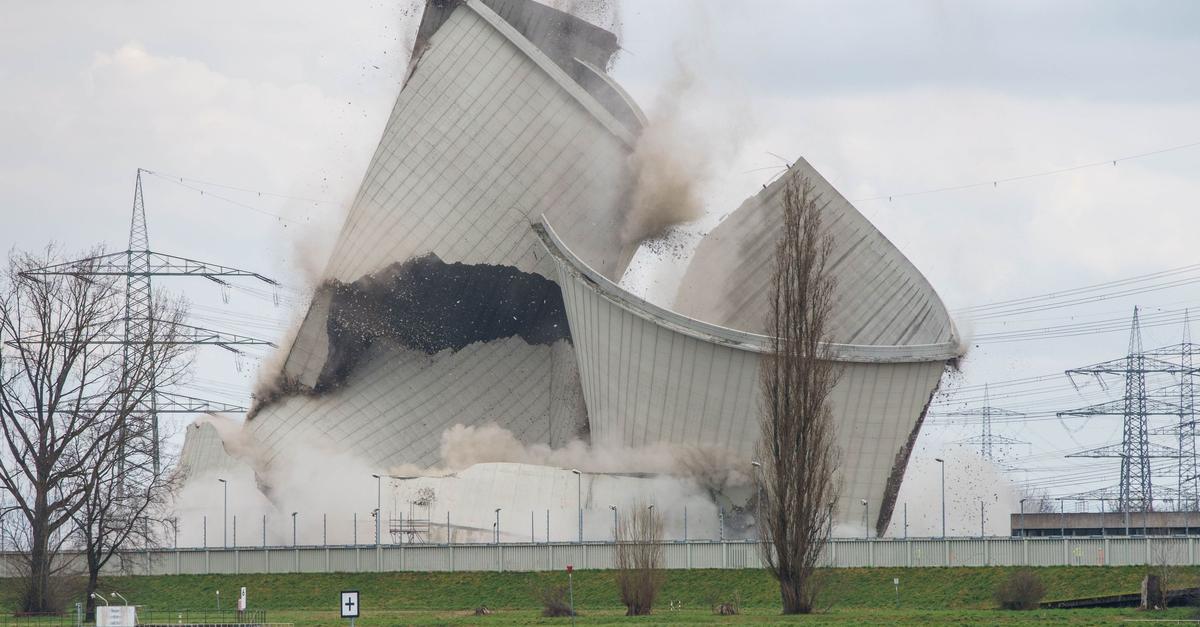Dritter-K-hlturm-in-Biblis-vor-Abriss