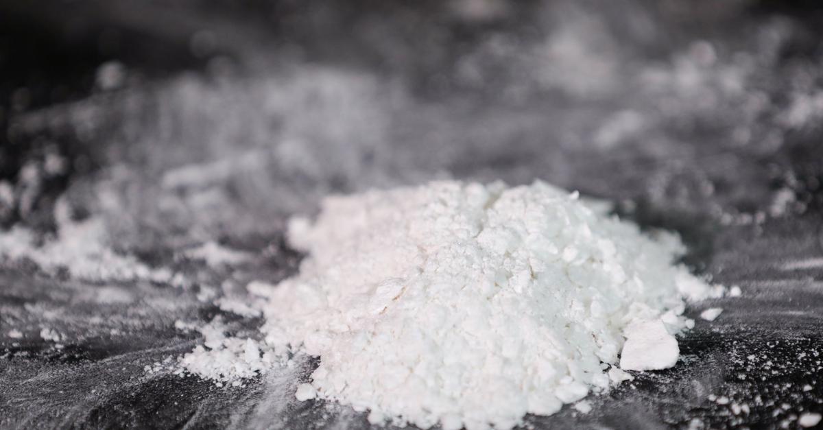 Mann-verliert-Drogen-beim-Bew-hrungshelfer