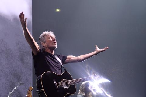 Roger Waters spielt auf einem Konzert im Rahmen seiner Show „Us + Them“.