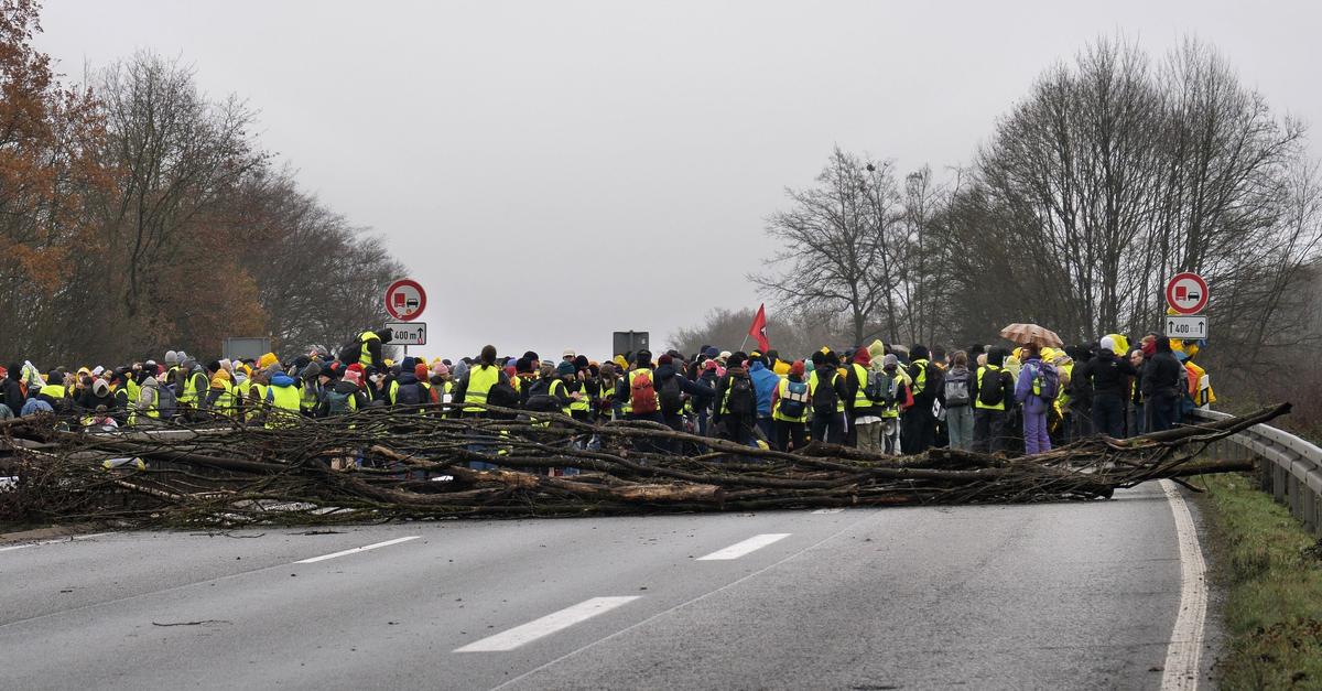Polizei-Blockaden-bei-Gie-en-Demos-versperrten-Rettungswege