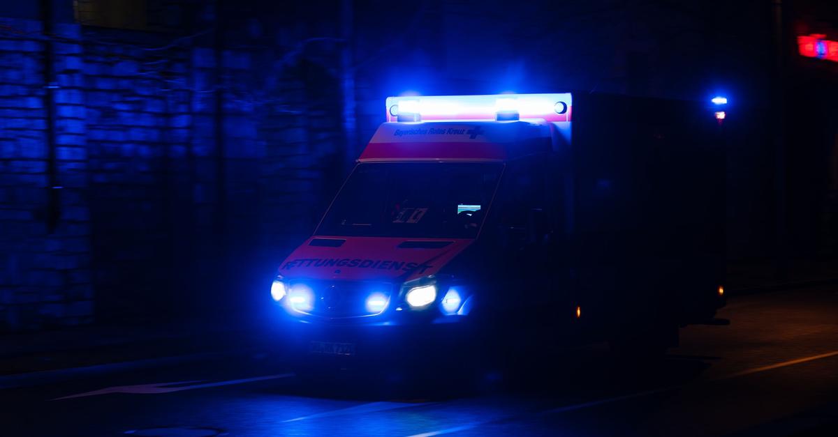 Auto-schleudert-in-Gegenverkehr-und-verletzt-drei-Menschen