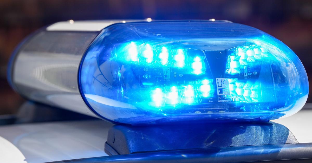 Lkw-mit-Holzhackschnitzel-kippt-um-Fahrer-leicht-verletzt