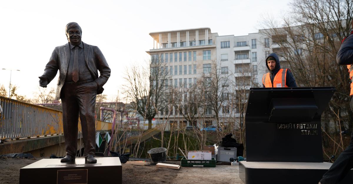 Aktivisten stellen Walter-Lübcke-Statue vor CDU-Zentrale auf