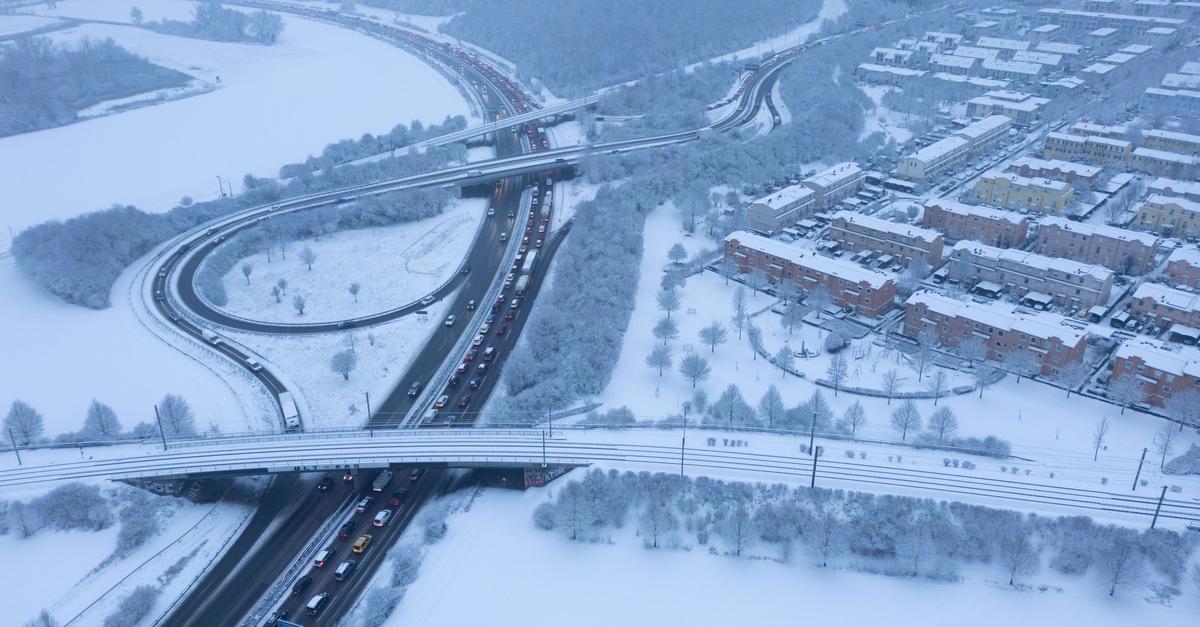 Schnee-in-Hessen-sorgt-f-r-erhebliche-Verkehrsprobleme