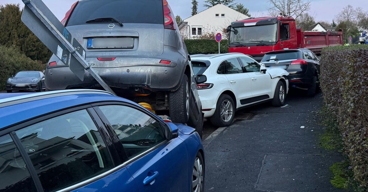 Lastwagen-erfasst-Fahrer-und-schiebt-Autos-aufeinander