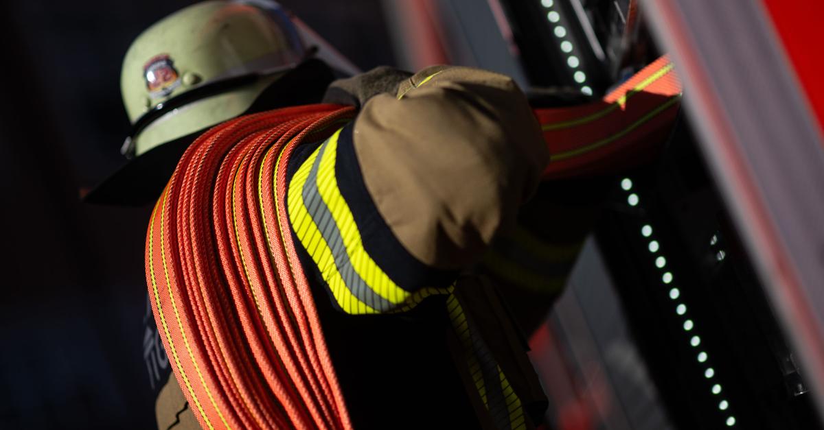 Carport-Brand-setzt-Dachstuhl-in-Baunatal-in-Flammen