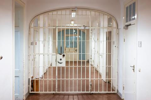 Eine geschlossene Pforte in einer Justizvollzugsanstalt.