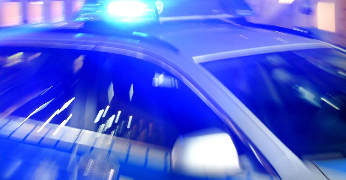 Auto-und-Bus-sto-en-frontal-zusammen-drei-Menschen-verletzt