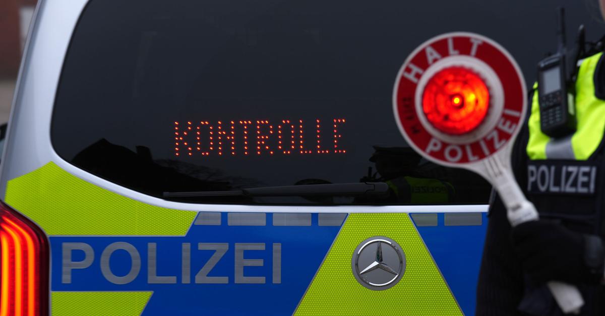 Junger Mann schleicht mit Radlader über Autobahn