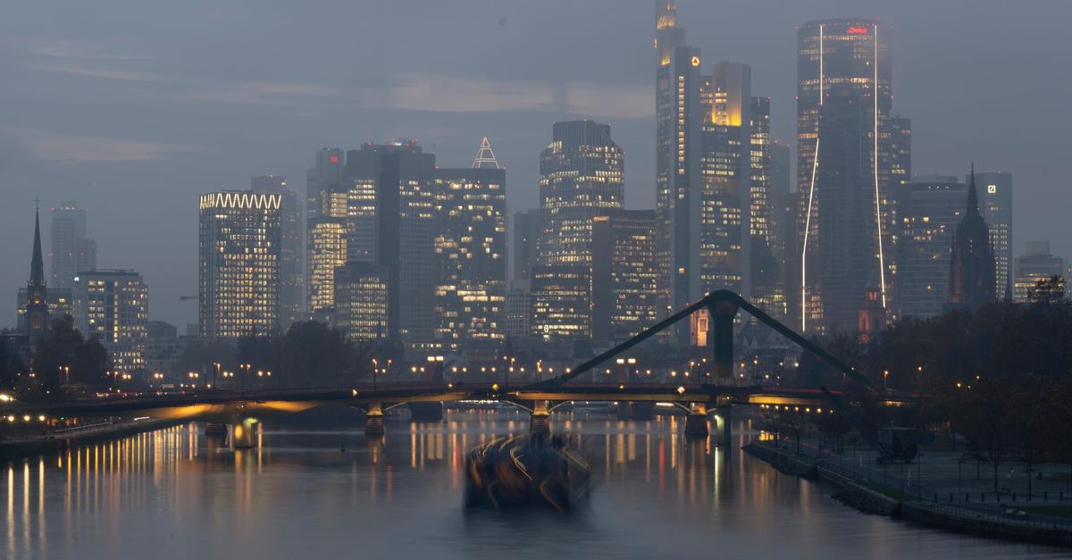 Tr-bes-Wetter-mit-Nebel-in-Hessen