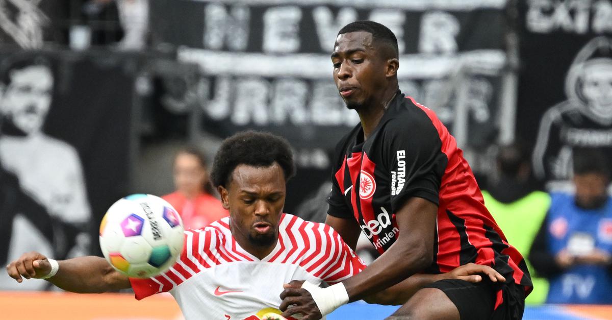 Eintracht transfer news: Deal fixed - | Pacho to Paris