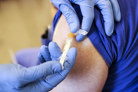 Die meisten Experten sind sich über den positiven Nutzen der Corona-Schutzimpfungen einig. Die Frage ist, wie geht es weiter.