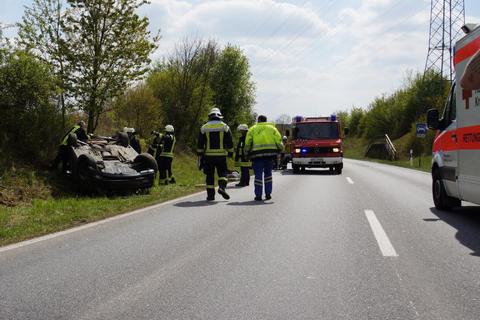 Feuerwehr, Polizei, Notarzt und Rettungssanitäter waren bei dem Unfall nahe Windesheim am Karfreitag im Einsatz. Foto: Sonja Flick  Foto: Sonja Flick