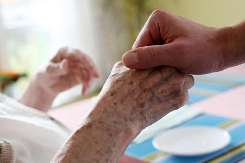 Damit der Patientenwille zählt: Eine Patientenverfügung regelt, welche medizinischen Behandlungen jemand wünscht oder ausschließt, falls man sich nicht mehr selbst dazu äußern kann. Eine Vorsorgevollmacht wiederum regelt, welche Person für einen im Ernstfall zum Beispiel rechtliche oder finanzielle Entscheidungen treffen darf.