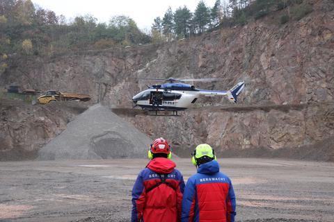 Im Dieburger Steinbruch trainiert die Bergwacht Darmstadt-Dieburg regelmäßig für den Ernstfall. Dazu gehört auch die Luftrettung mit einem Hubschrauber.