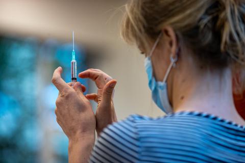 Eine medizinische Angestellte bereitet eine Impfung vor. Symbolfoto: dpa