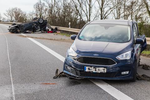 Bei einem schweren Unfall auf der A67 bei Büttelborn hat sich ein 42-jähriger Wiesbadener mit seinem Auto überschlagen.