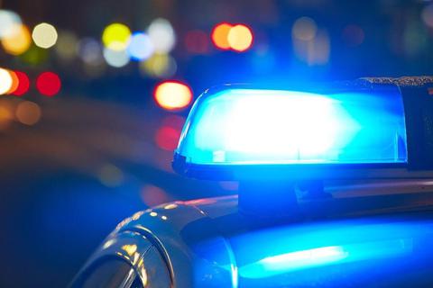 Ein Blaulicht leuchtet auf einem Polizeifahrzeug.