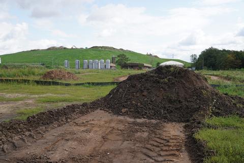 Das Gelände der geplanten Bioabfallvergärungsanlage auf der Büttelborner Deponie. Im Hintergrund ist der Deponieberg gut zu erkennen.