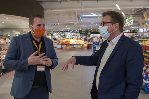 Bundestagsabgeordneter Stefan Sauer (CDU, rechts) hat den Globus-Markt in Rüsselsheim besucht (links Geschäftsleiter Pascal Beister). Foto: Vollformat/Volker Dziemballa