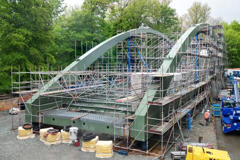 Die neue Straßenbrücke der L3027 über den Bahnhof Niedernhausen wird derzeit rund 300 Meter entfernt von ihrem zukünftigen Standort erst montiert. Obwohl der Einbau frühestens im Juli möglich wird, bleibt es bei der elftägigen Streckensperrung des Bahnverkehrs.
