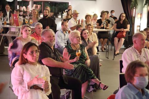 Gut aufgelegt und in feinem Zwirn genießt das Publikum die Filmpremieren. Foto: VF/Frank Möllenberg