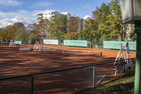 Kann der Hochheimer Tennisverein auf lange Sicht am jetzigen Standort an der Straße Am Weiher bleiben oder nicht? Das ist derzeit umstritten. Foto: VF/Volker Dziemballa