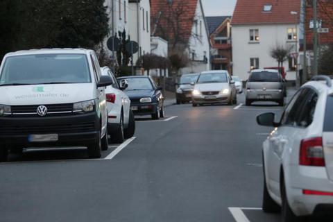 Das versetzte Parken in Massenheim, wie hier in der Steingrabenstraße, bringt viele Einwohner noch immer auf die Palme. Foto: Vollformat/Volker Dziemballa  Foto: Vollformat/Volker Dziemballa