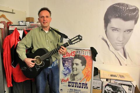 Rainer Kremer hat für seine geplante Wanderausstellung jede Menge Exponate beisammen. Sie werden zunächst beim „Festival4Family“ und, wie der Elvis-Experte aus Hochheim hofft, schon bald auch in anderen Städten der Region zu sehen sein. © Alexander Noé