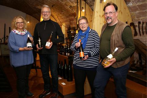 Jutta und Ingo Hühn, Susanne und Hendrik Ruitenberg (von links) bilden den Gründungsvorstand des neuen Hochheimer Weinclubs. © Ulrich von Mengden