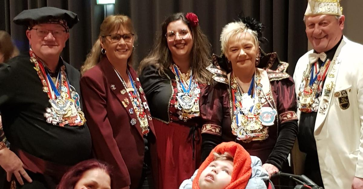 Hofheim's Carnival Triumvirate collects donations for boy with ...