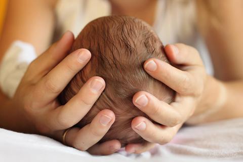 Ein Baby ist eine Bereicherung für die Eltern, stellt den bisherigen Alltag aber auch auf den Kopf. Babylotsen helfen dabei, sich in der neuen Situation zurechtzufinden. © Symbolfoto: lagom - stock.adobe