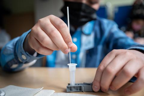 Seit Montag können sich Kinder in der Schule auf das Coronavirus testen. Einige Lehrer kritisieren allerdings die Durchführung der Selbsttests. Foto: Sebastian Gollnow/dpa