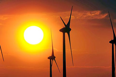 Aktuell stehen in der Verbandsgemeinde Rhein-Selz rund 50 Windräder. Möglichst bald sollen sich auch hier noch mehr Rotoren im Sonneuntergang drehen.