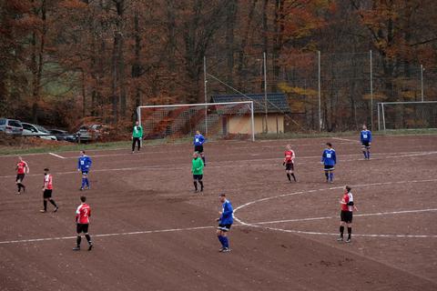 Der Hartplatz in Daisbach ist in die Jahre gekommen. Das Foto entstand bei einem Spiel des SC Daisbach gegen die SG Orlen im Jahr 2019. Foto: Martin Fromme