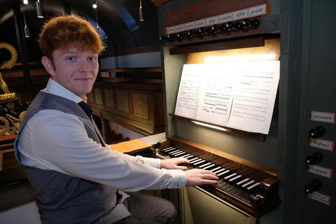 Der Heidelberger Musiker Jannik Hüffner an der sanierten Rückershauser Orgel. © Martin Fromme
