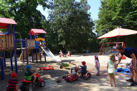 Kinder spielen im Außengelände des Kindergartens Kettenbach. 