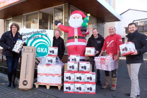Katja Peteratzinger, Harald und Jens Diefenbach, Hans-Jürgen Leber und David Merdan (von links) mit den gesammelten Spenden für die Flutopfer im Ahrtal. Foto: Martin Fromme