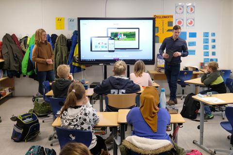 Markus Krämer spricht mit den Schülern von Daniela Püsch in der Aarbergener Grundschule über das Thema Energie