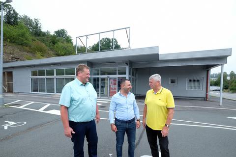 Am Standort des geplanten Baumarkts: Bürgermeister Matthias Rudolf, Gevorg Melumyan, Axel Kittler (von links).